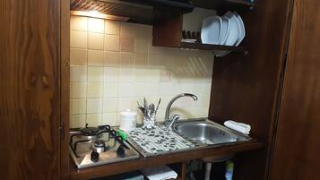 Réfrigérateur, plaque de cuisson, cafetiÚre/bouilloire