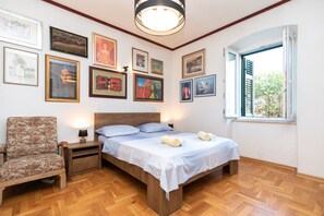 2 habitaciones, tabla de planchar con plancha, internet y ropa de cama