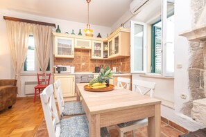 Refrigerador, microondas, horno y cafetera y tetera