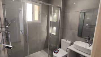 Douche, sèche-cheveux, serviettes fournies