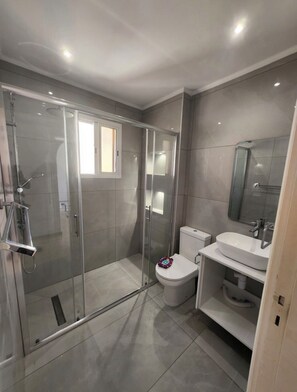 Douche, sèche-cheveux, serviettes fournies