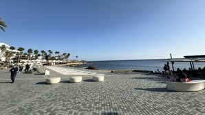 A paved promenade with seating areas and a view of the sea. -  2 Bedroom Apartment, Sirena Sunrise, Paphos (Paphos)
