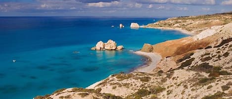 Una spiaggia nelle vicinanze, lettini da mare