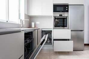 Wasserkocher mit Kaffee-/Teezubehör, Kühlschrank, Mikrowelle, Ofen
