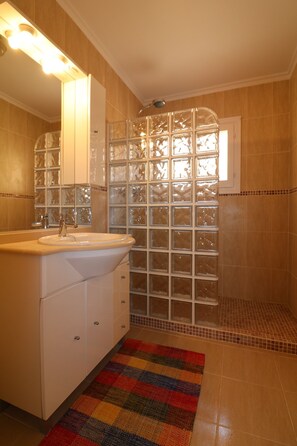 Dusche, Haartrockner, Handtücher, Toilettenpapier