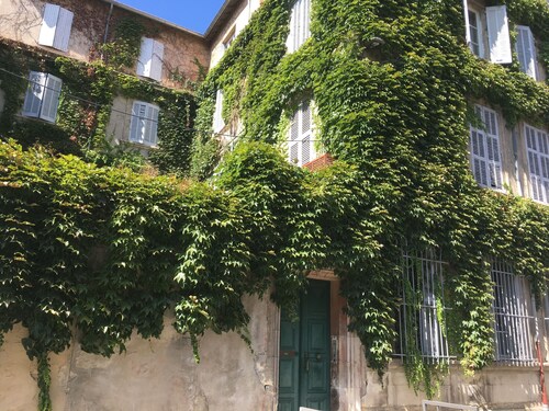 Beautiful apartment in the heart of the Cité des Papes, quiet, bright free wifi