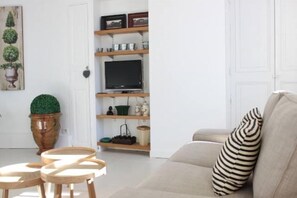 Télévision, livres, chaîne hi-fi