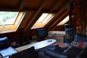 Smart TV, fireplace, DVD player, books - Beautifull apartment in alpine farm (Jaun)