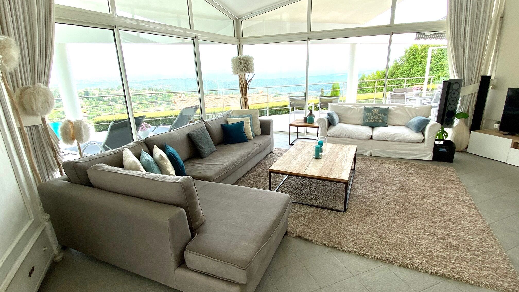 TV connectée, lecteur de DVD, livres, médiathèque