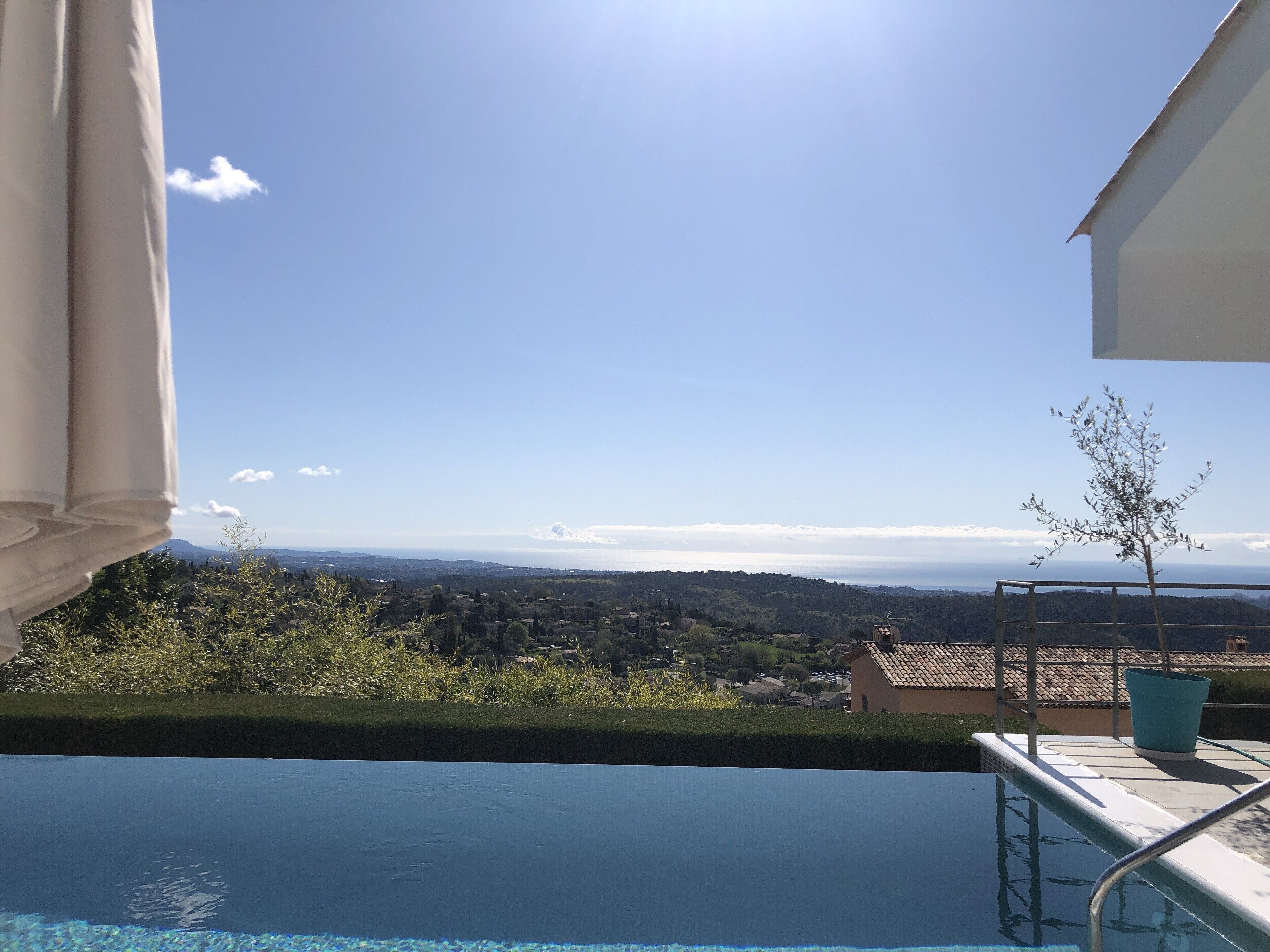 Piscine à débordement, piscine chauffée