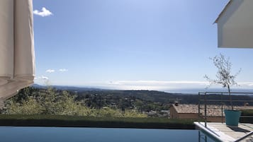 Piscine à débordement, piscine chauffée