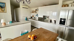 Réfrigérateur, four à micro-ondes, un four, surface de cuisson