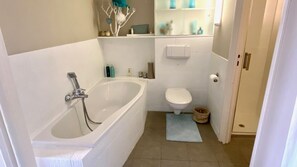 Combined shower/tub, hair dryer, bidet, towels