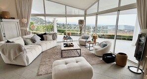 Smart TV, DVD player, books, music library - Breathtaking sea view in exclusive design villa!  (Tourrettes-Sur-Loup)