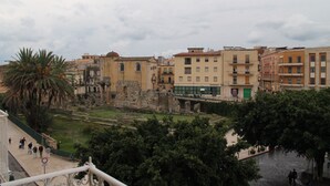 A historic site with ancient ruins, modern buildings, and a river. - WONDER FLAT ORTIGIA: elegant flat (Siracusa)