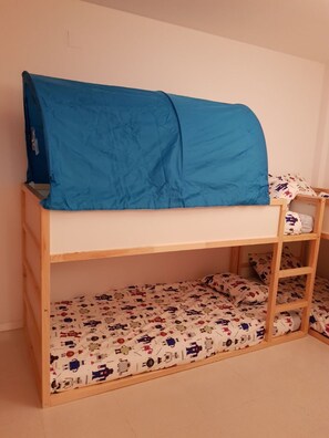 2 habitaciones, tabla de planchar con plancha, wifi y ropa de cama 