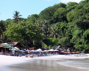 Beach nearby, sun loungers, beach towels - Sea & mountain view villa with pool, tropical garden and amazing staff (Candidasa)
