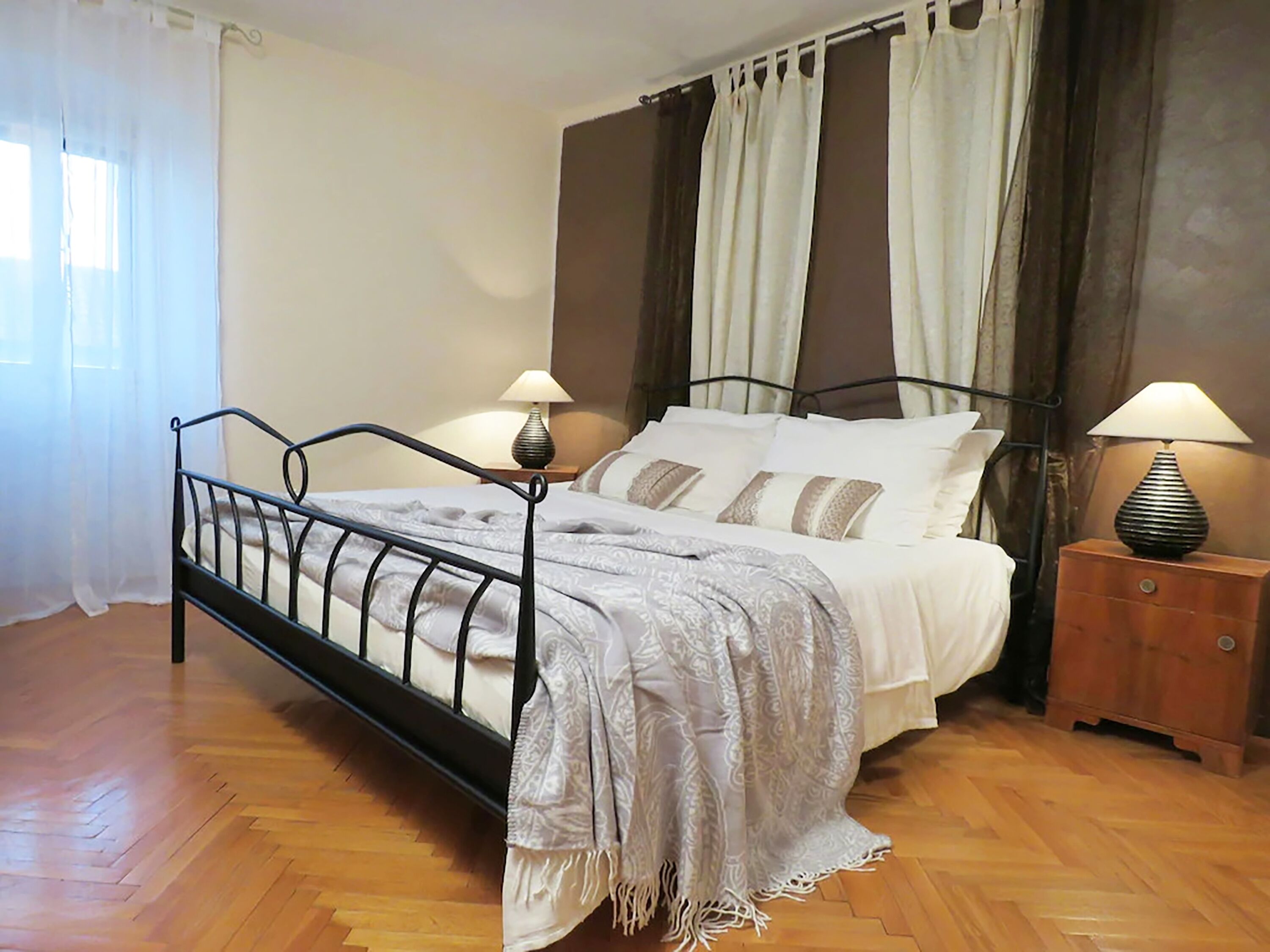 2 bedrooms, iron/ironing board, WiFi, bed sheets