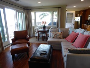 Smart-TV, Kamin, Musikbibliothek