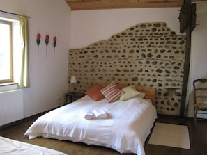 3 bedrooms, iron/ironing board, free WiFi, bed sheets - Modern renovated barn in the Pyrenees, large outdoor space & large pool (Thuy)
