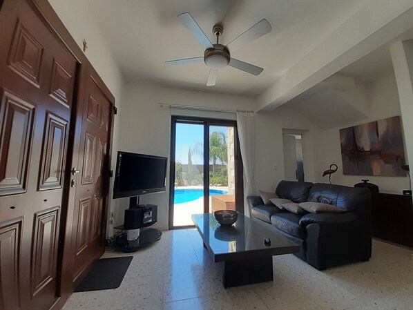 TV, fireplace, DVD player, books