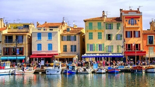 A waterfront with colorful buildings, boats docked, and people gathered on the pier. - Apartment/ flat - Cassis (Cassis)