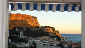 A coastal town with a prominent cliff and a view of the sea. - Apartment/ flat - Cassis (Cassis)