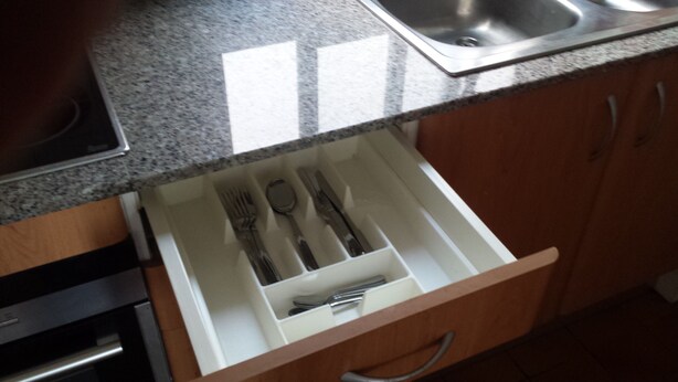 Un tiroir de cuisine contenant des ustensiles.