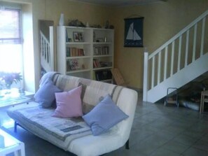 TV, lareira, livros, aparelho de som