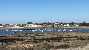 A coastal town with rocky shoreline, boats, and white buildings with dark roofs. - Mansion - Ploemeur (Ploemeur)