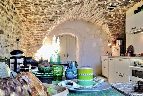 Réfrigérateur, micro-ondes, four, plaque de cuisson