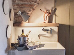Douche, sèche-cheveux, serviettes fournies, savon