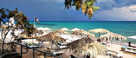 Plage, chaises longues