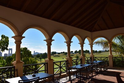 Spacious modern villa - fabulous sea views, free WIFI, beach & golf