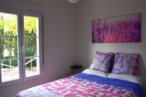 3 bedrooms, in-room safe, iron/ironing board, travel cot - Spacious modern villa - fabulous sea views, free WIFI, beach & golf (Golf Bahía)