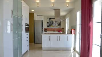 Frigorífico, microondas, horno y placa de cocina