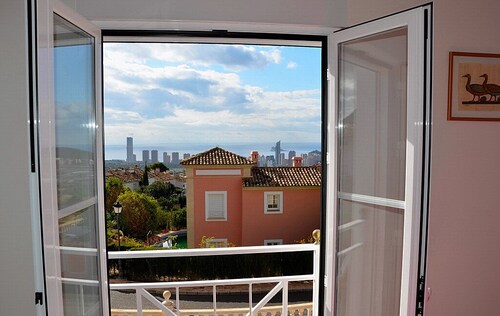 Spacious modern villa - fabulous sea views, free WIFI, beach & golf