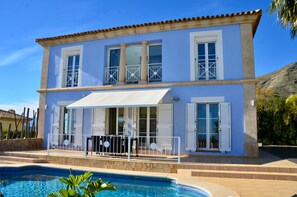 Outdoor pool - Spacious modern villa - fabulous sea views, free WIFI, beach & golf (Golf Bahía)