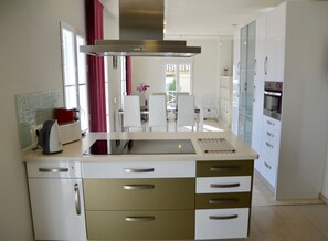 Fridge, microwave, oven, stovetop - Spacious modern villa - fabulous sea views, free WIFI, beach & golf (Golf Bahía)