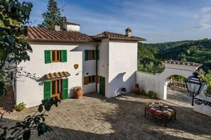 Terrace/patio - Villa Mary in Chiantishire and just 20 minutes from Florence is the perfect base (Impruneta)