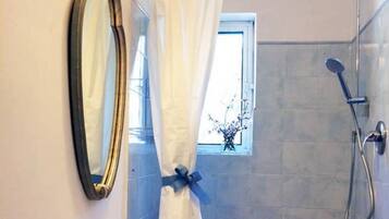 Bañera, secador de pelo, bidet