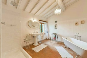 Baignoire, sĂšche-cheveux, bidet