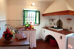 Ovn, kokeplater, oppvaskmaskin og kaffetrakter/tekoker