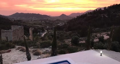 Upea vuoren huipulla sijaitseva 5 makuuhuoneen maalaistalo, lämmitetty uima-allas lähellä Murciaa, Costa Blanca