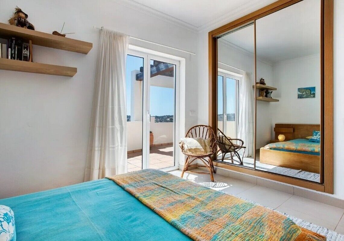 4 habitaciones, escritorio y tabla de planchar con plancha 