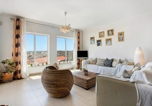 Smart TV, fireplace, DVD player, table football