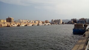 Una spiaggia nelle vicinanze
