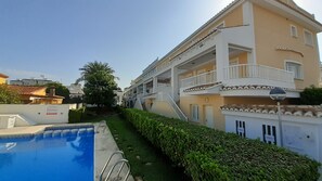 Pool - Families only. Penthouse duplex apartment in Playa de Gandía (Gandía)