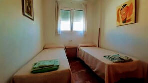 3 makuuhuonetta, silitysrauta/-lauta, ilmainen Wi-Fi, vuodevaatteet
