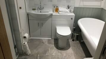 Een bad, een haardroger, handdoeken